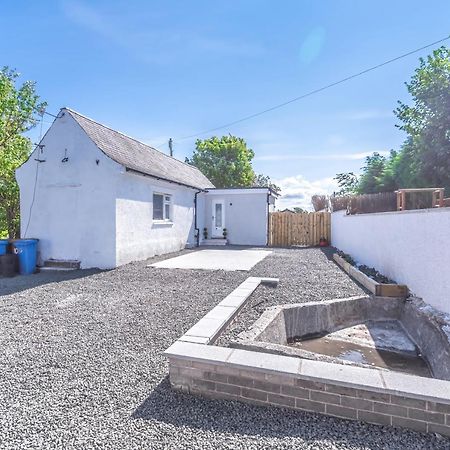 Lovely 1-Bed Cottage In Kelty With Hot Tub Bagian luar foto